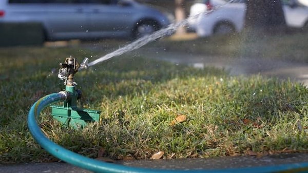 Comment réaliser un système d'arrosage économe en eau pour le jardin ?